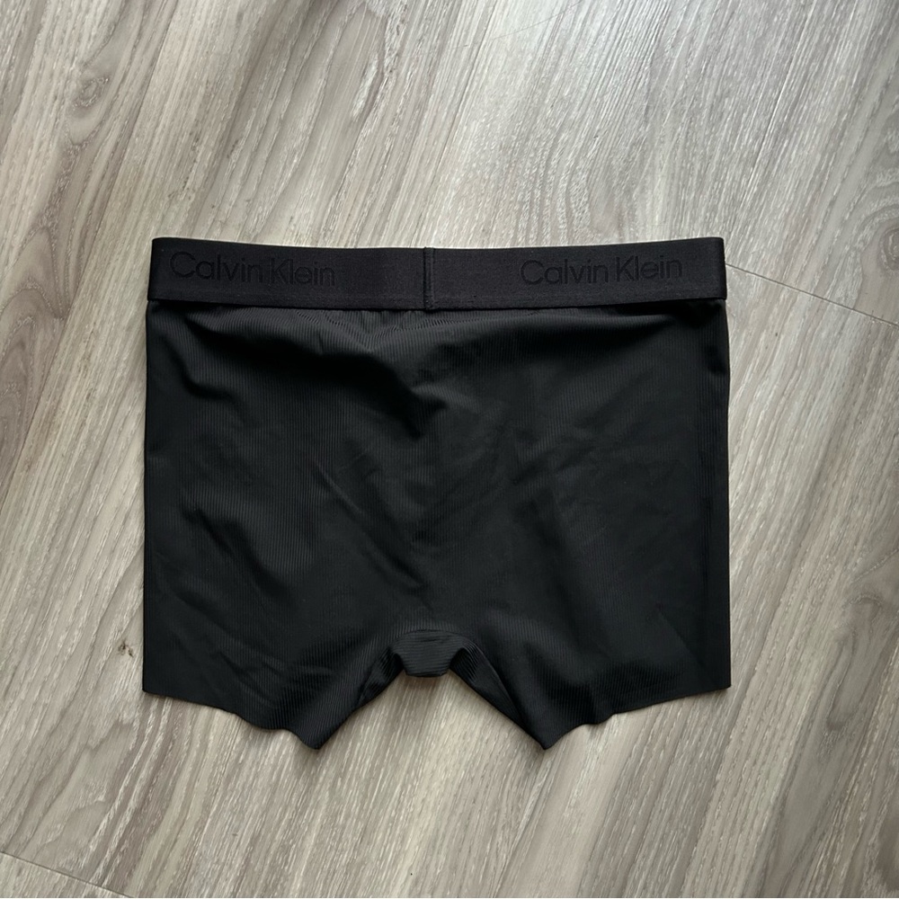 Calvin Klein | Micro Grip Low-Rise Trunks in Black  - Classic (Small) - Picture 3 of 12